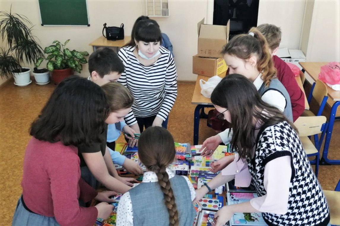 В гимназии собрали посылки для детей из Донбасса