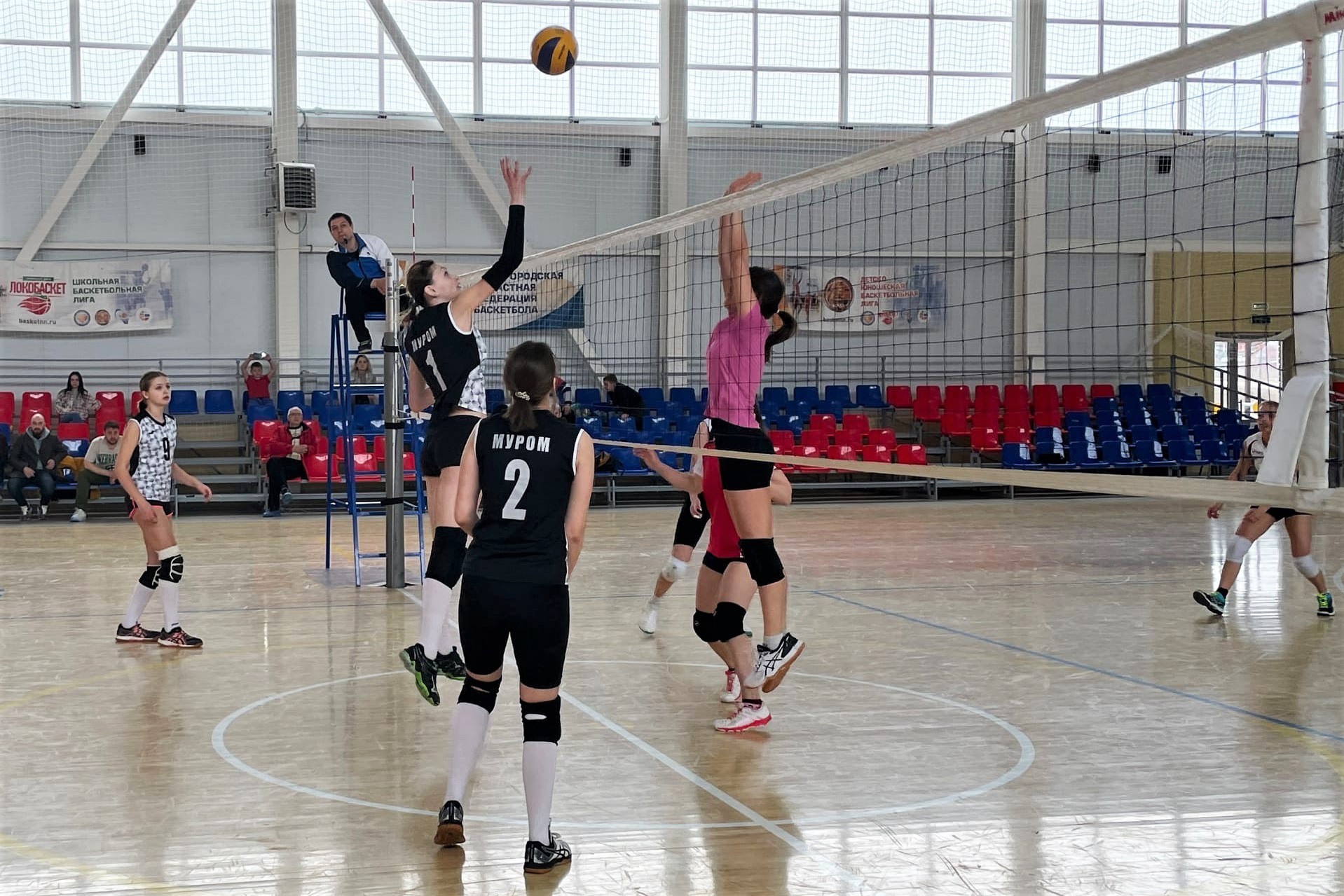 «Локомотив» возглавил таблицу женского чемпионата Выксы по волейболу