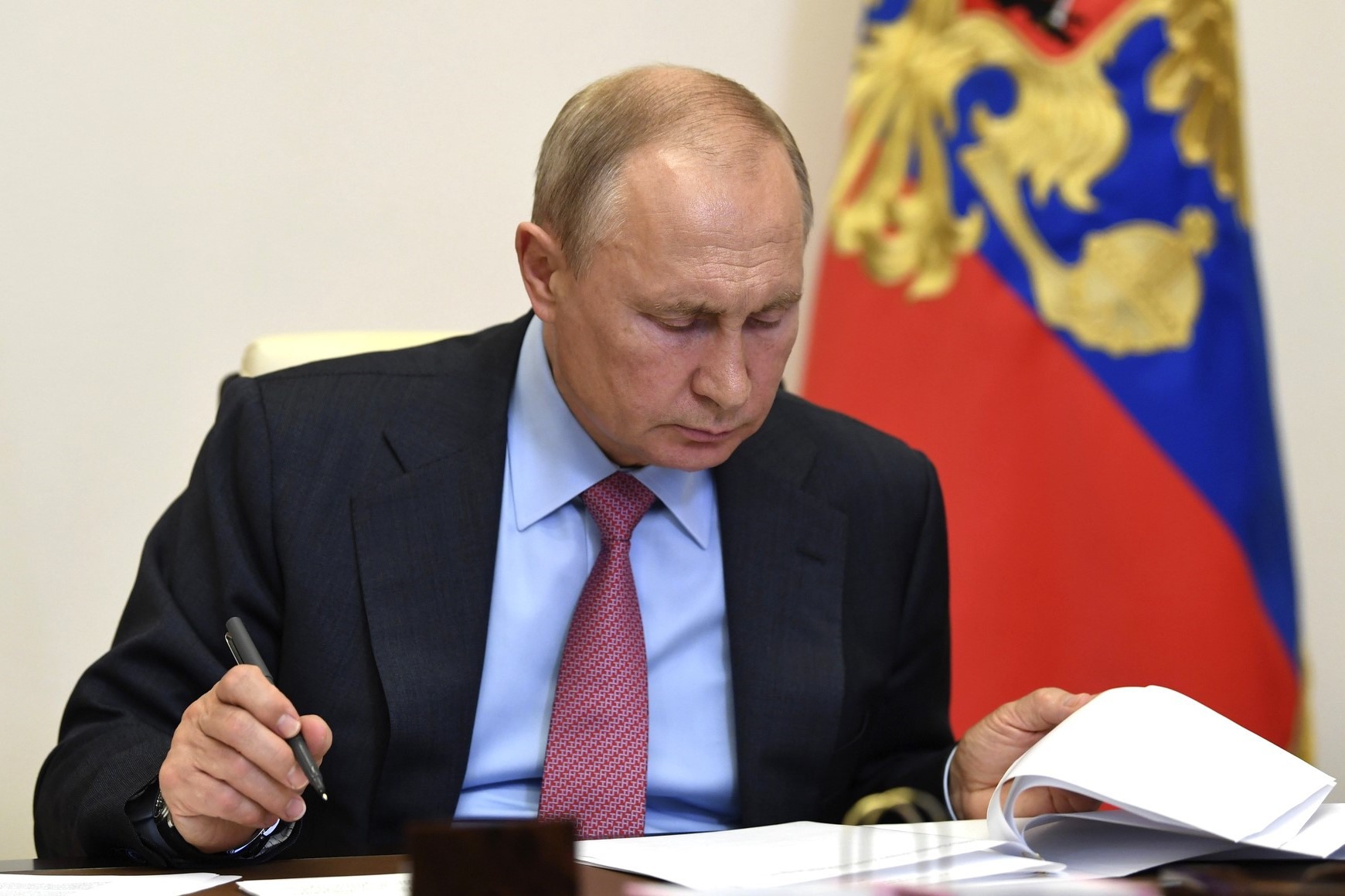 Путин подписал закон об уголовном наказании за фейки о российской армии