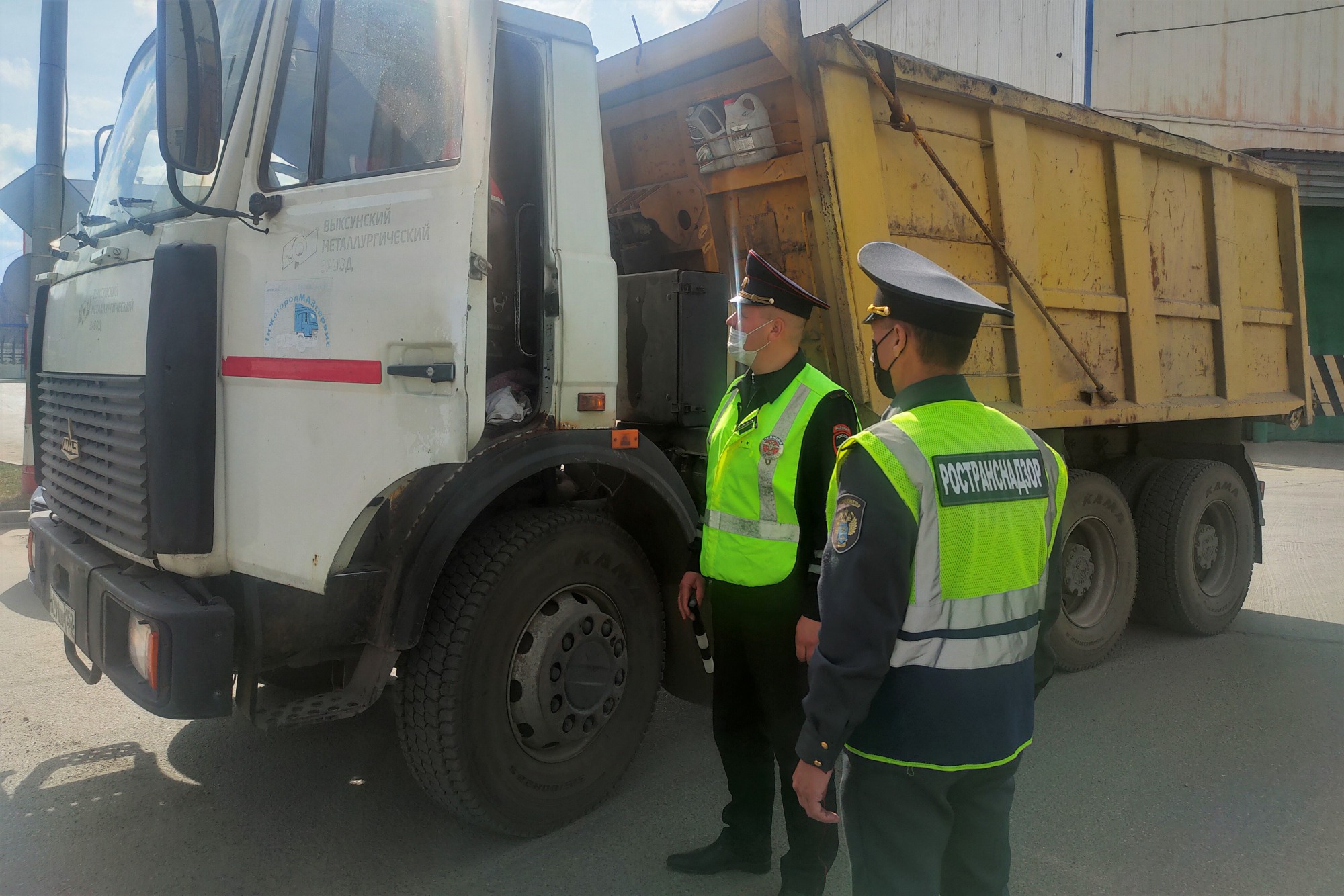Инспекторы ГИБДД выписали штрафы водителям грузовиков