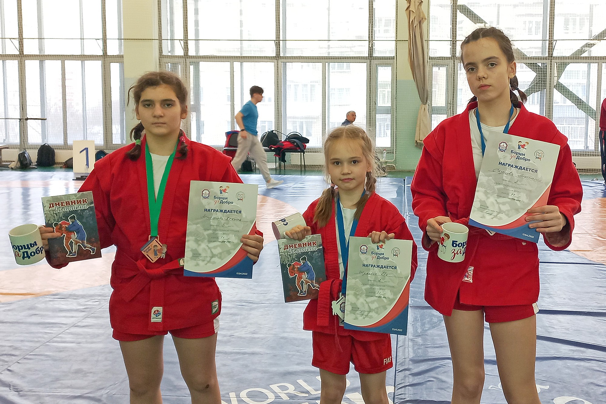 Юные самбистки завоевали три медали на благотворительном турнире в Москве