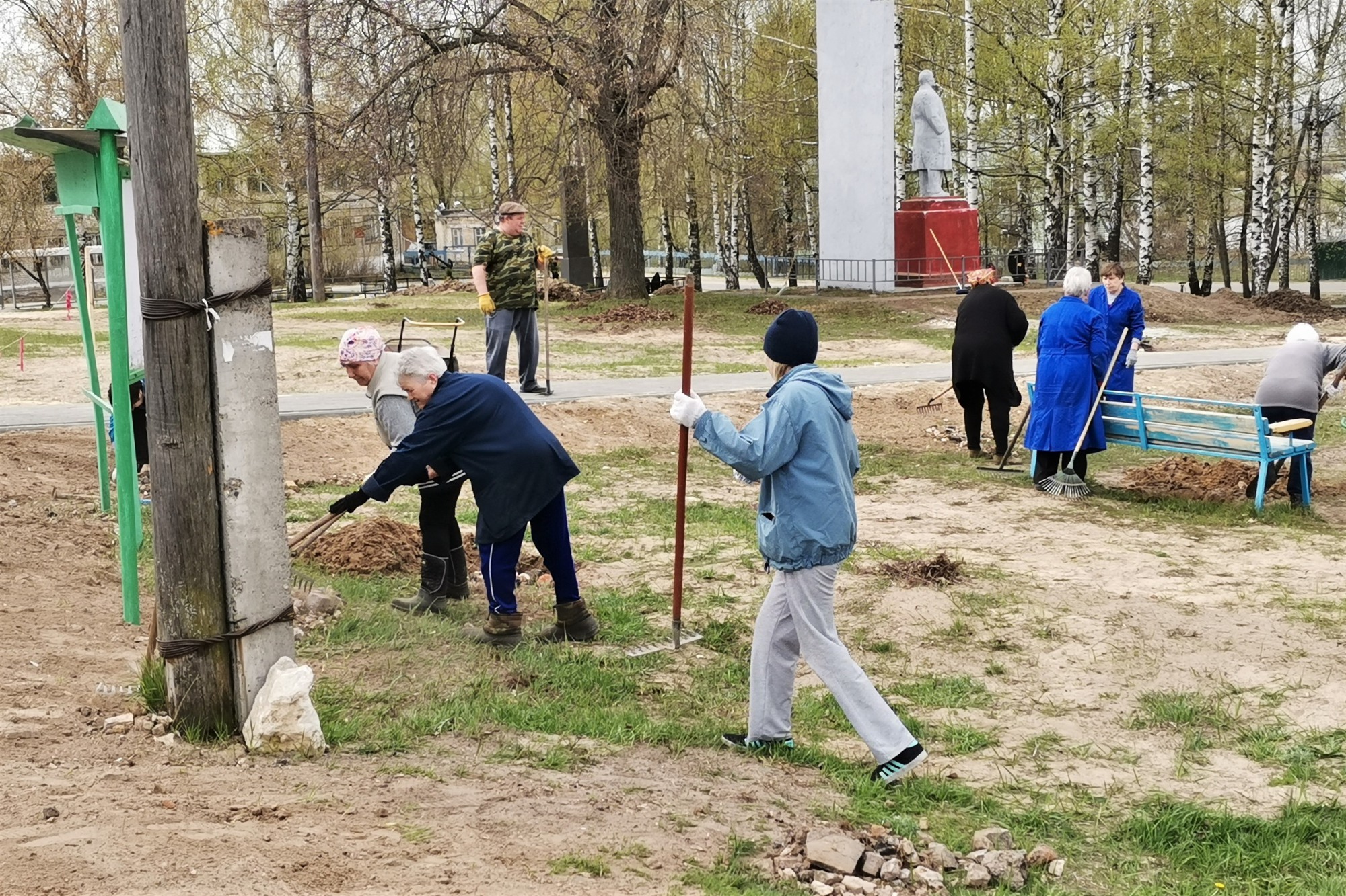 В Шиморском прошёл субботник возле памятника героям войны