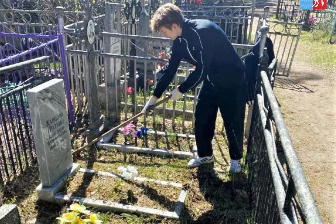 Волонтёры привели в порядок могилу военврача Алексея Ратюка