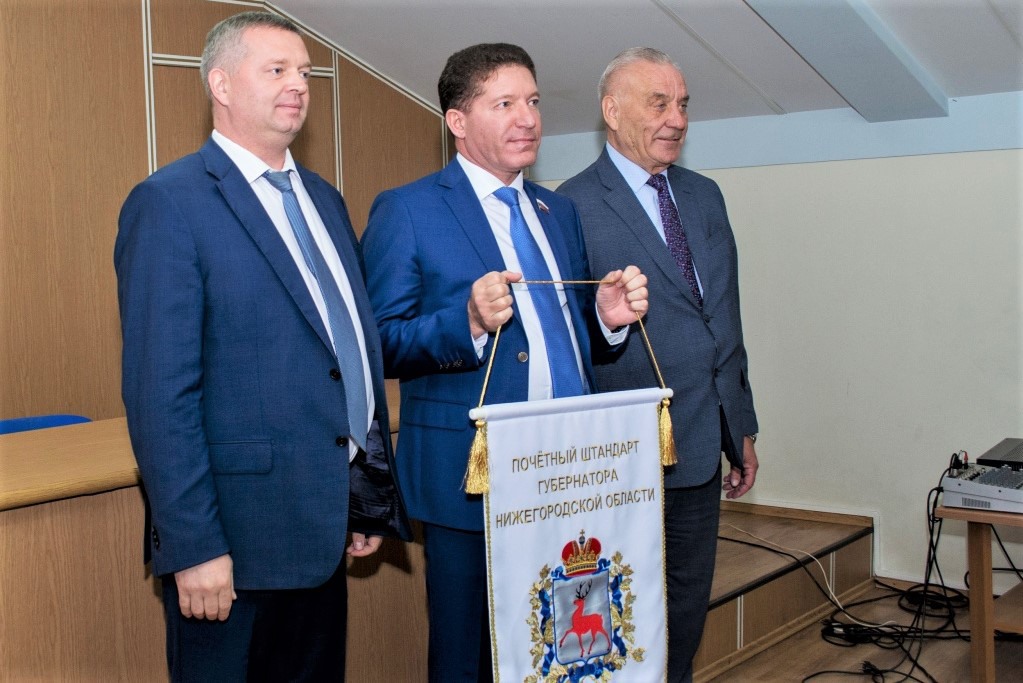Выксунский завод ОМК наградили губернаторским штандартом