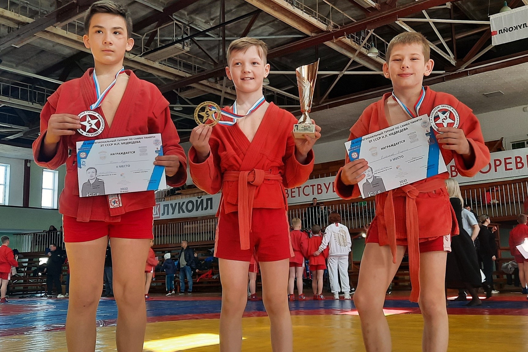 Юные самбисты выиграли девять медалей на межрегиональном турнире