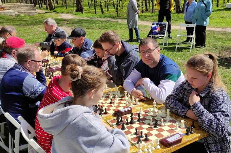 Шахматисты сыграли под открытым небом