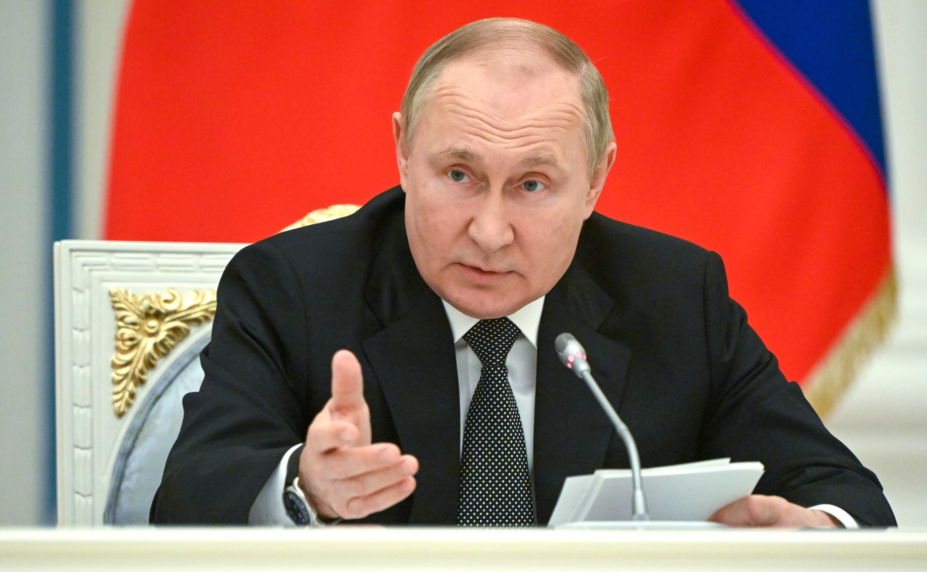 Путин поручил повысить пенсии, МРОТ и прожиточный минимум на 10%