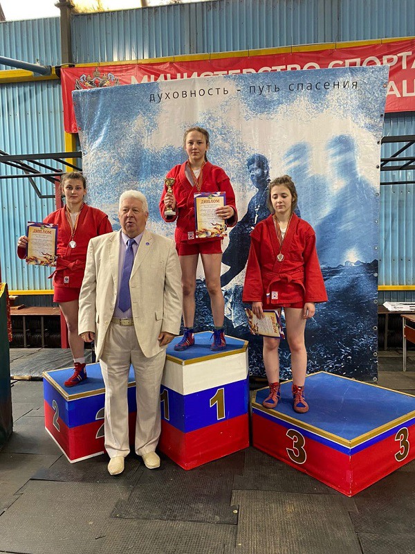 Юные самбисты привезли три медали с всероссийских соревнований
