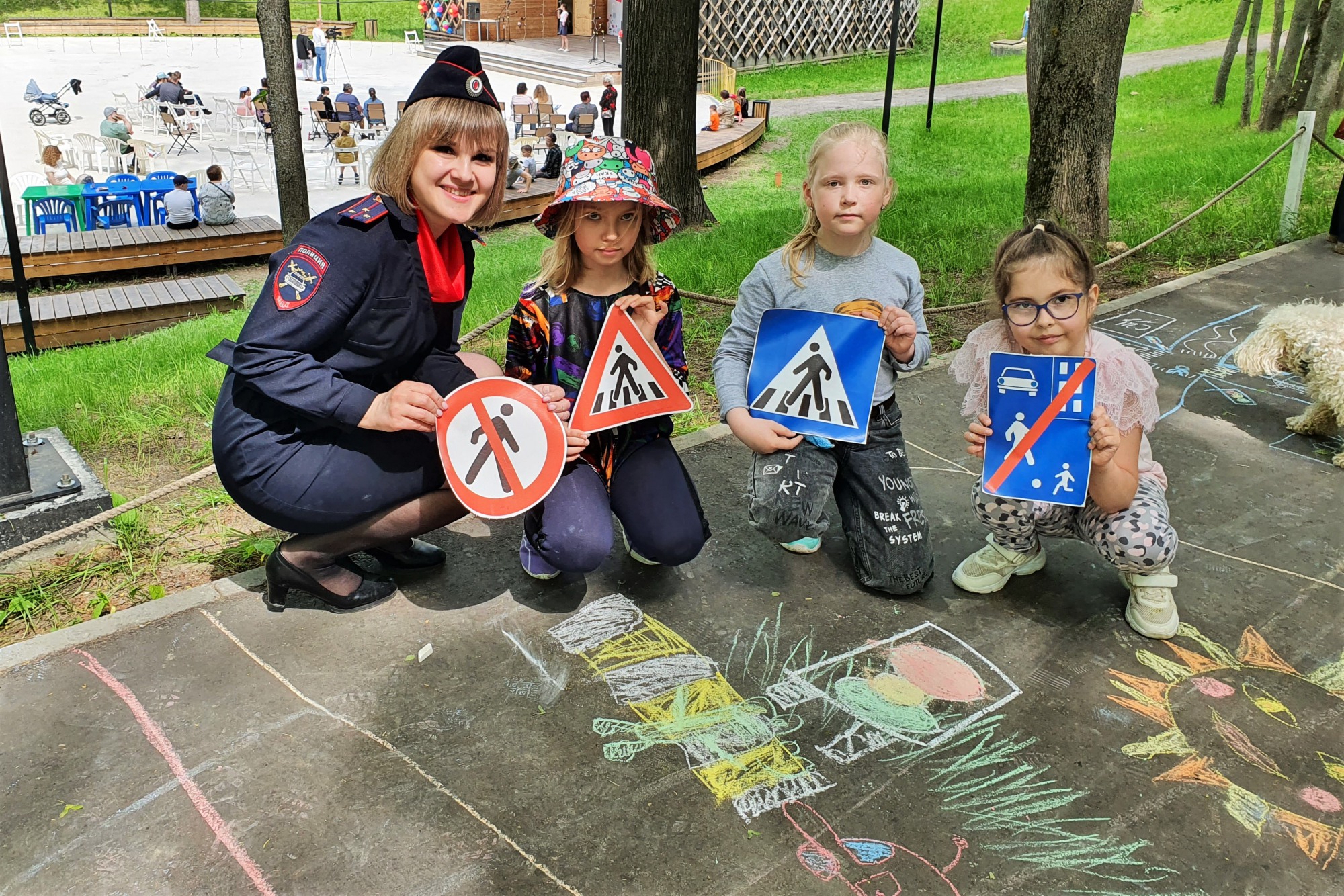 Инспекторы ГИБДД вместе с детьми рисовали правила дорожного движения