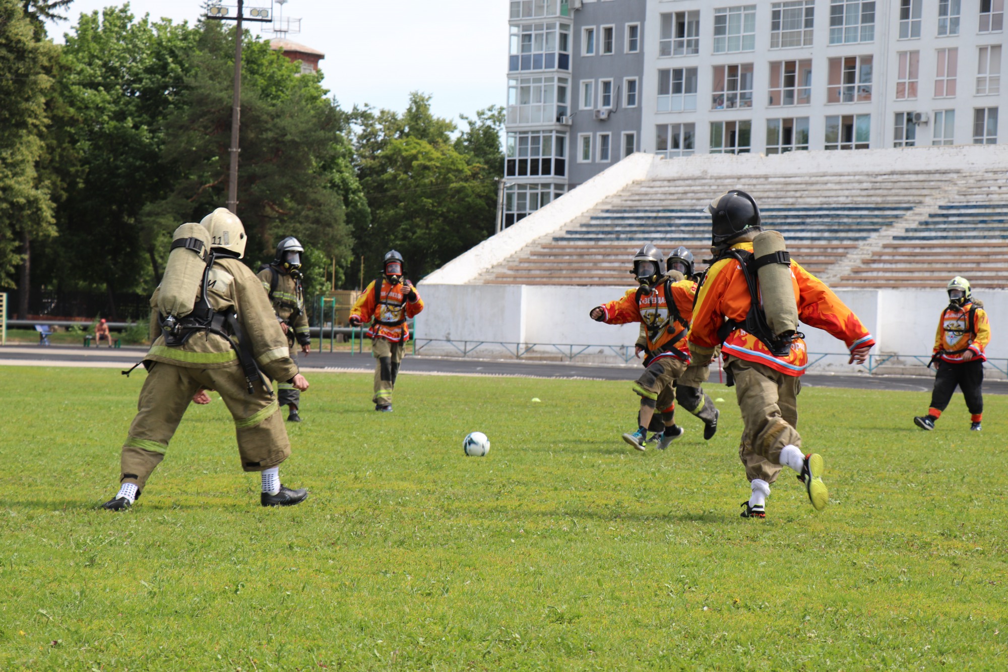 Вот это фаербол! Пожарные сыграли в футбол в полном обмундировании и противогазах