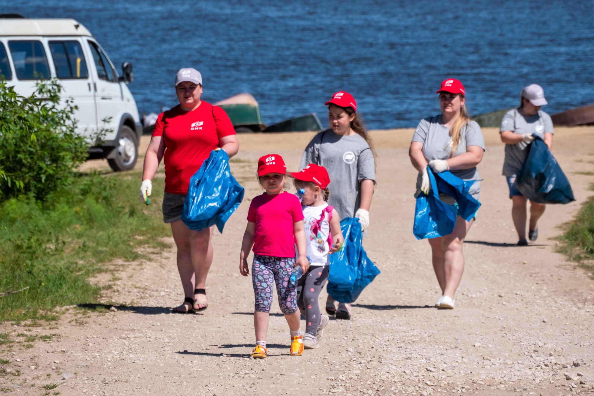 Волонтёры ОМК очистили берега Оки от мусора