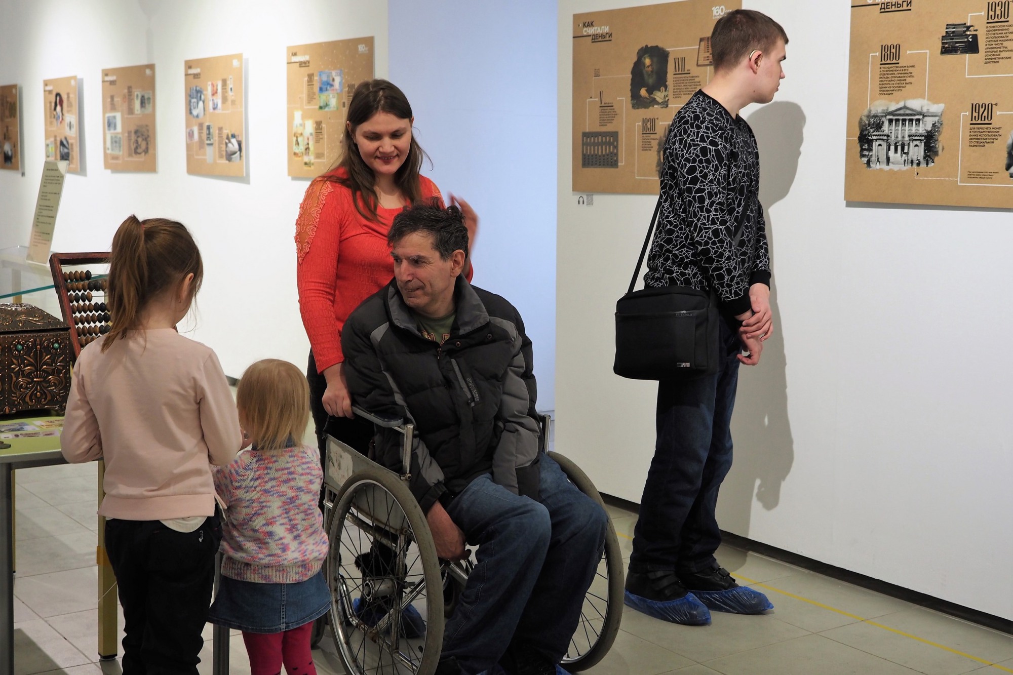 Научную выставку адаптировали для людей с инвалидностью