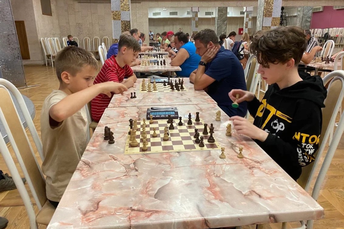 День физкультурника: Гордеев и Селедчик победили в блиц-турнире по шахматам