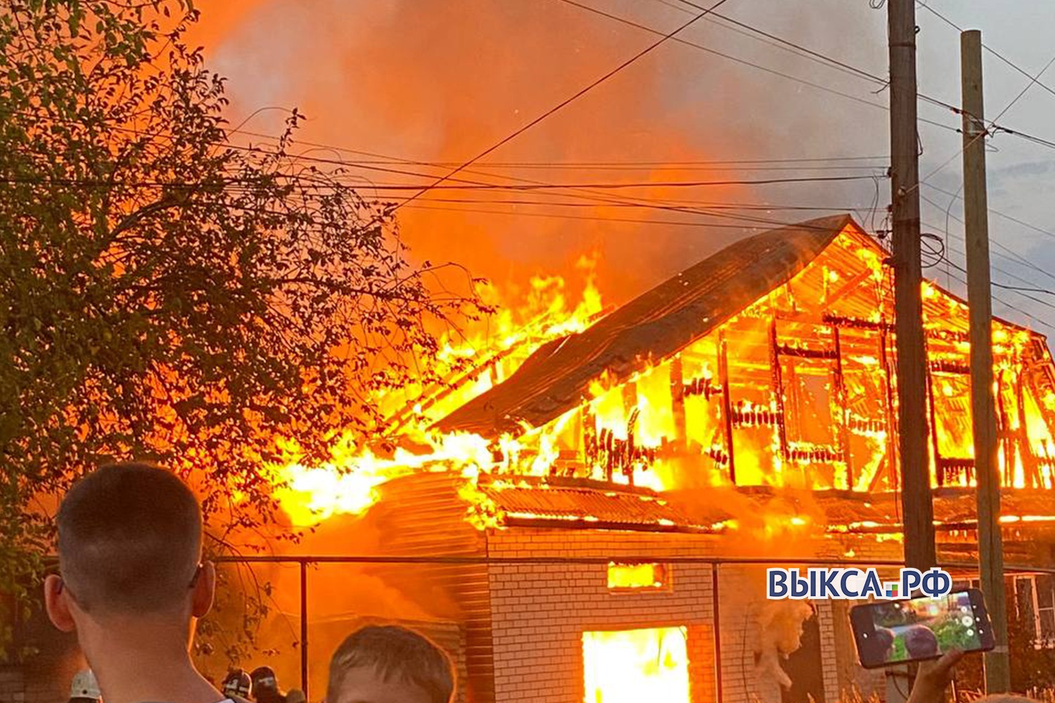 Сгорел как спичка: семья лишилась дома и машины из-за пожара