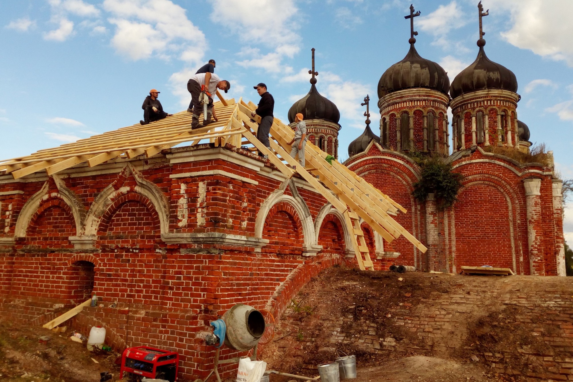 Доброхоты восстанавливали храм в Вачском районе