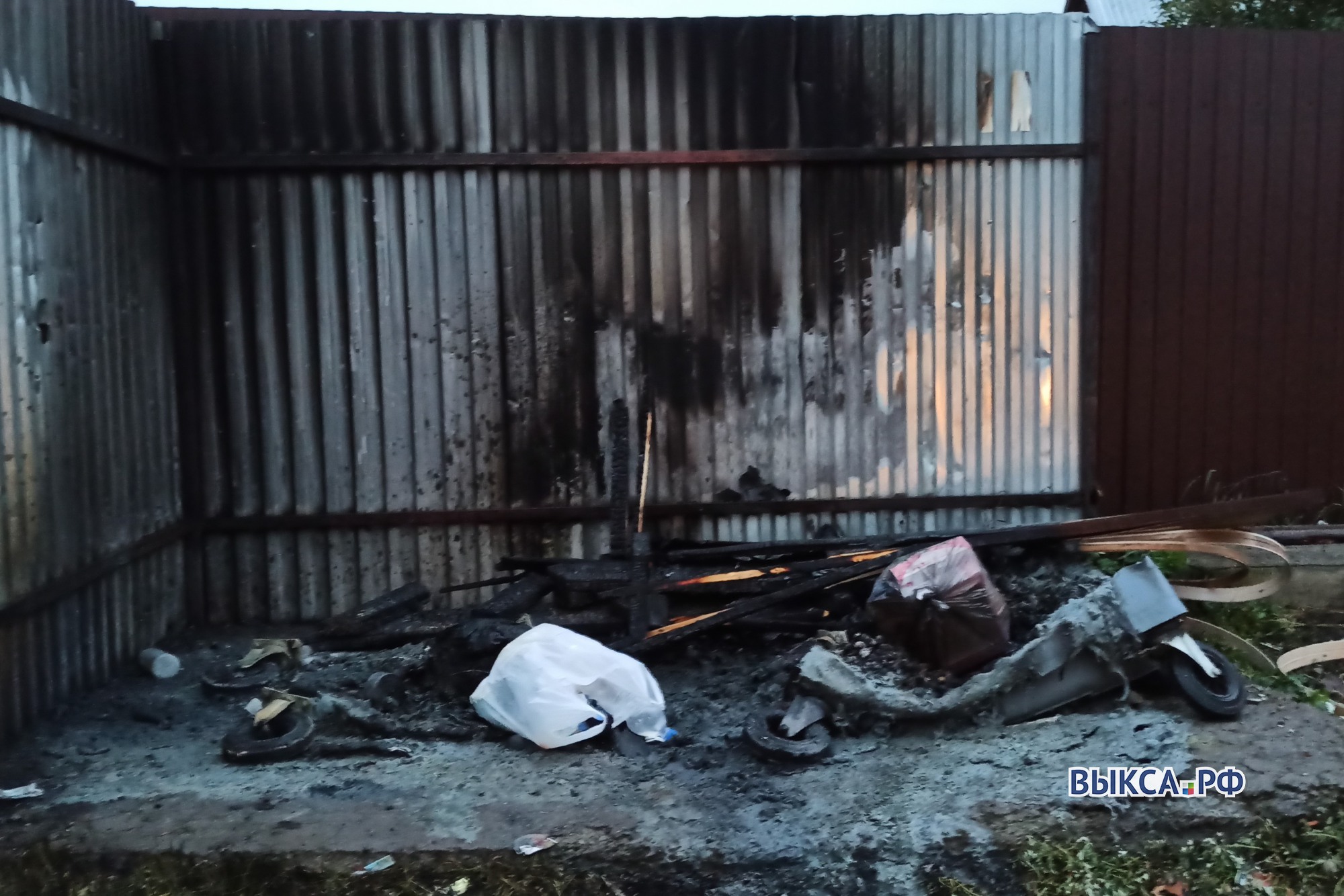 «Только колёсики остались»: две контейнерные площадки горели в Грязной