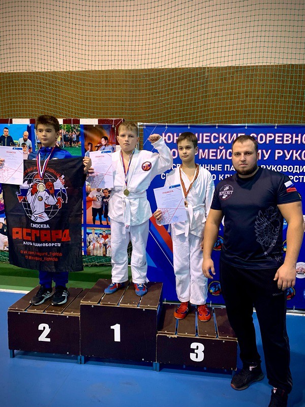 Рукопашники Шаров, Королёв и Маркин привезли комплект медалей из Москвы