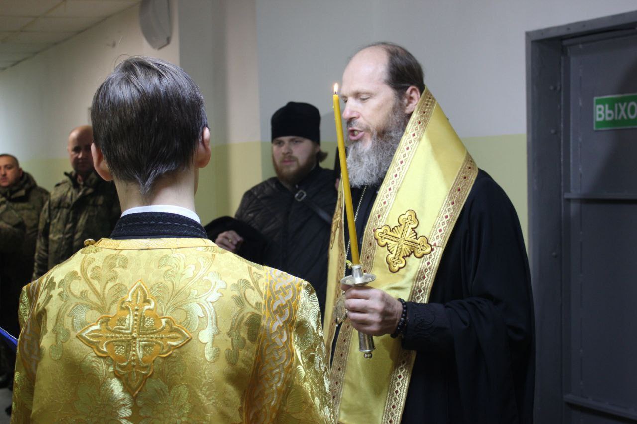 Епископ Варнава освятил корпус для мобилизованных в Мулине