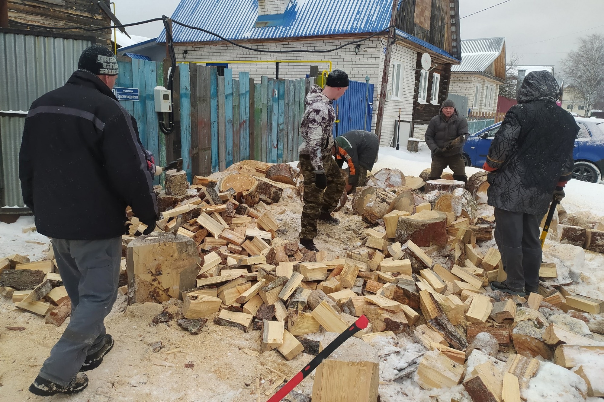 Семье мобилизованного помогли заготовить дрова на зиму