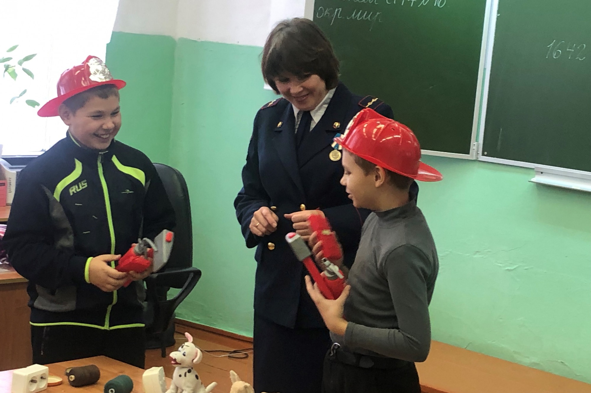 Ученики Туртапинской школы попробовали себя в роли пожарных