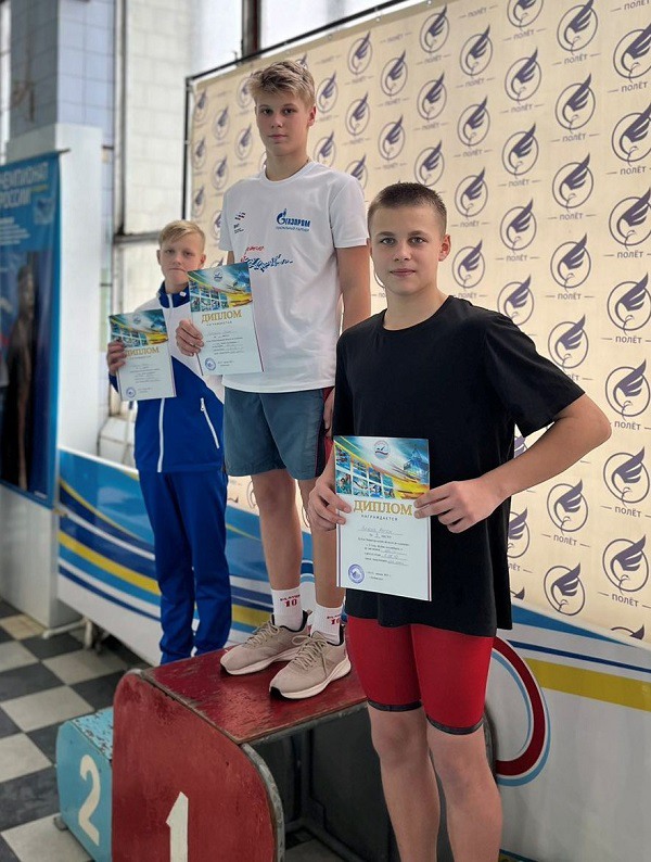 Артём Власов взял шесть медалей на Кубке области по плаванию