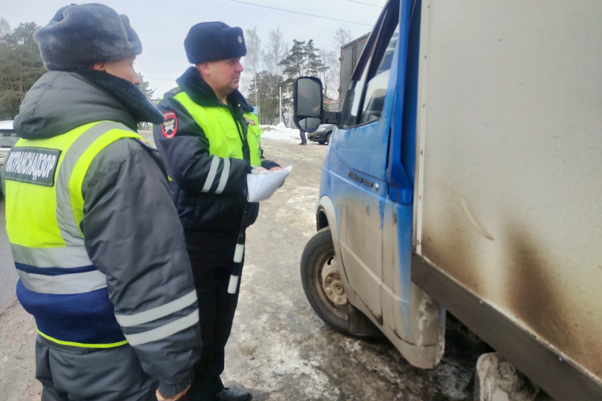 Инспекторы ГИБДД и автонадзора проверили грузовики и автобусы