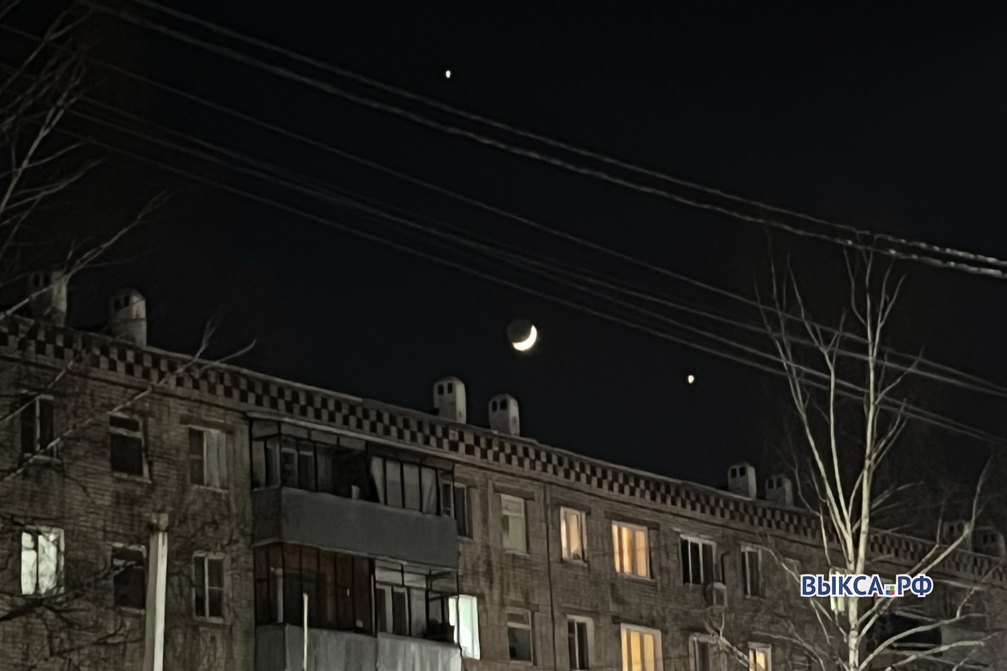 Юпитер, Луна и Венера засияли на фоне вечерней зари