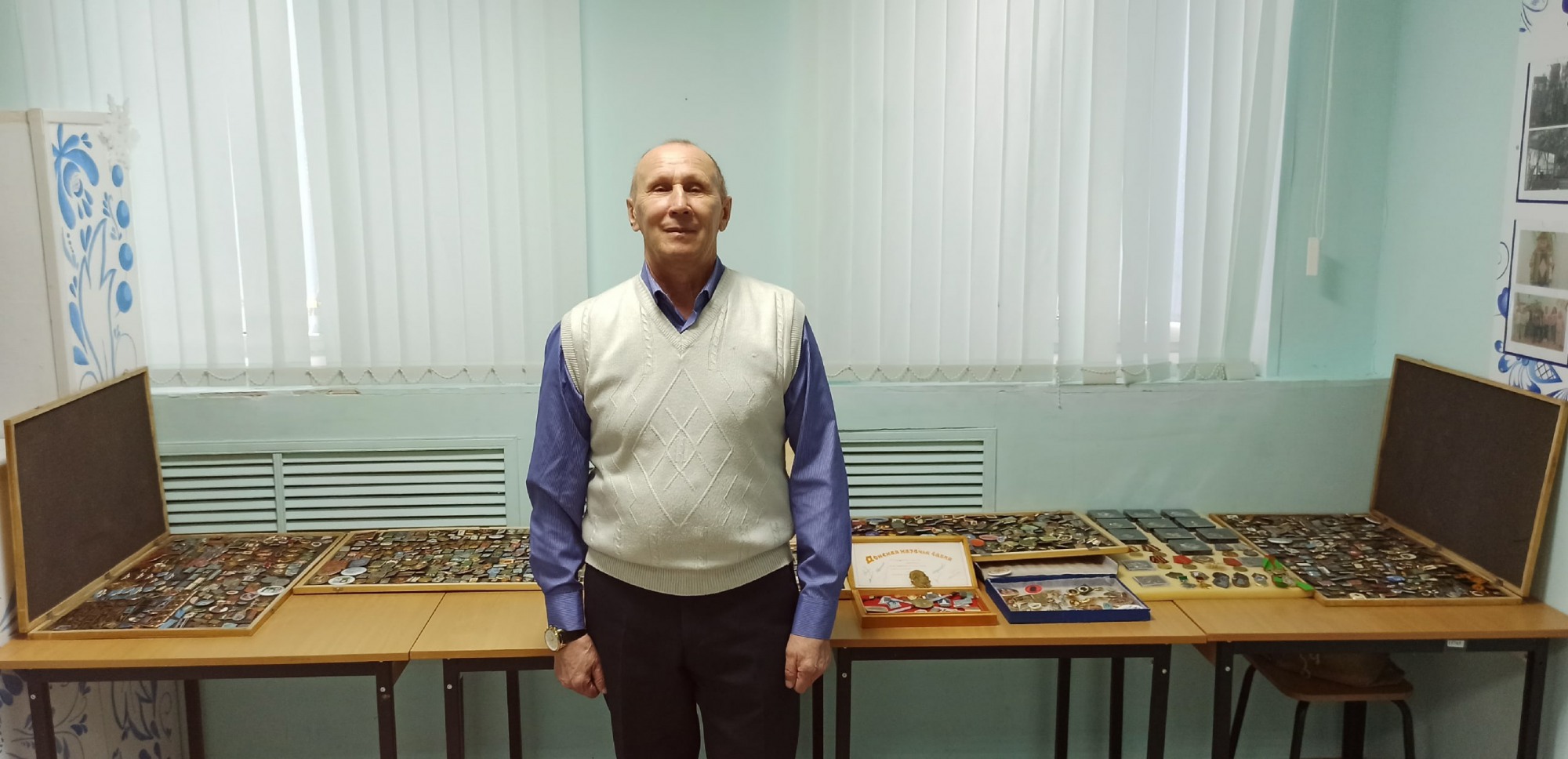 Николай Ляшков собрал коллекцию из тысячи значков