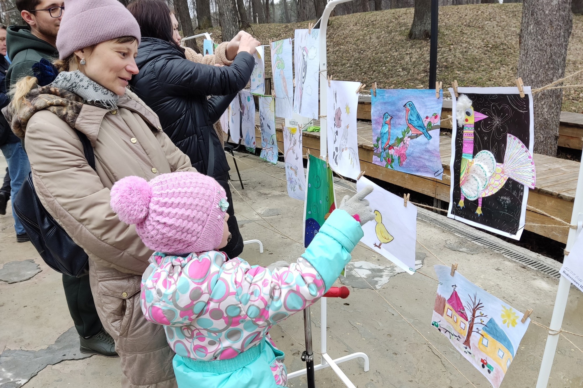 Картины юных художников показали в парке в «День птиц»