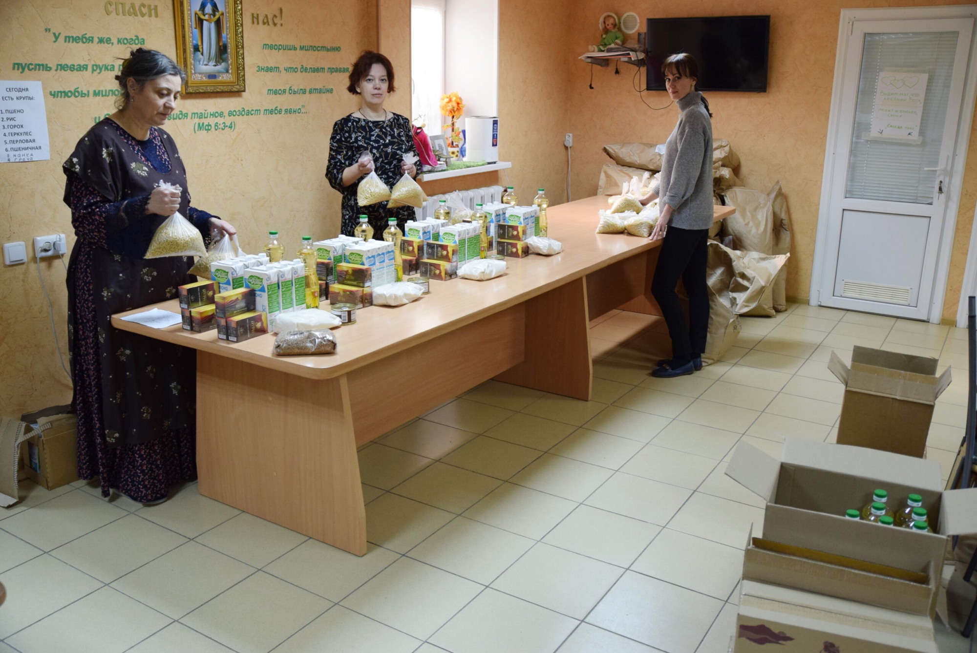 Епархия передала гуманитарную помощь переселенцам из Донбасса