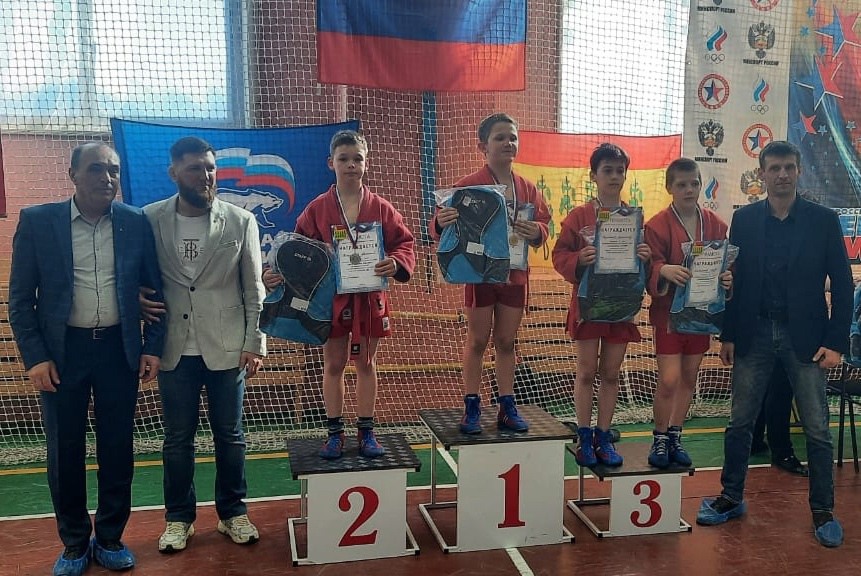 Самбисты завоевали три медали в Гороховце