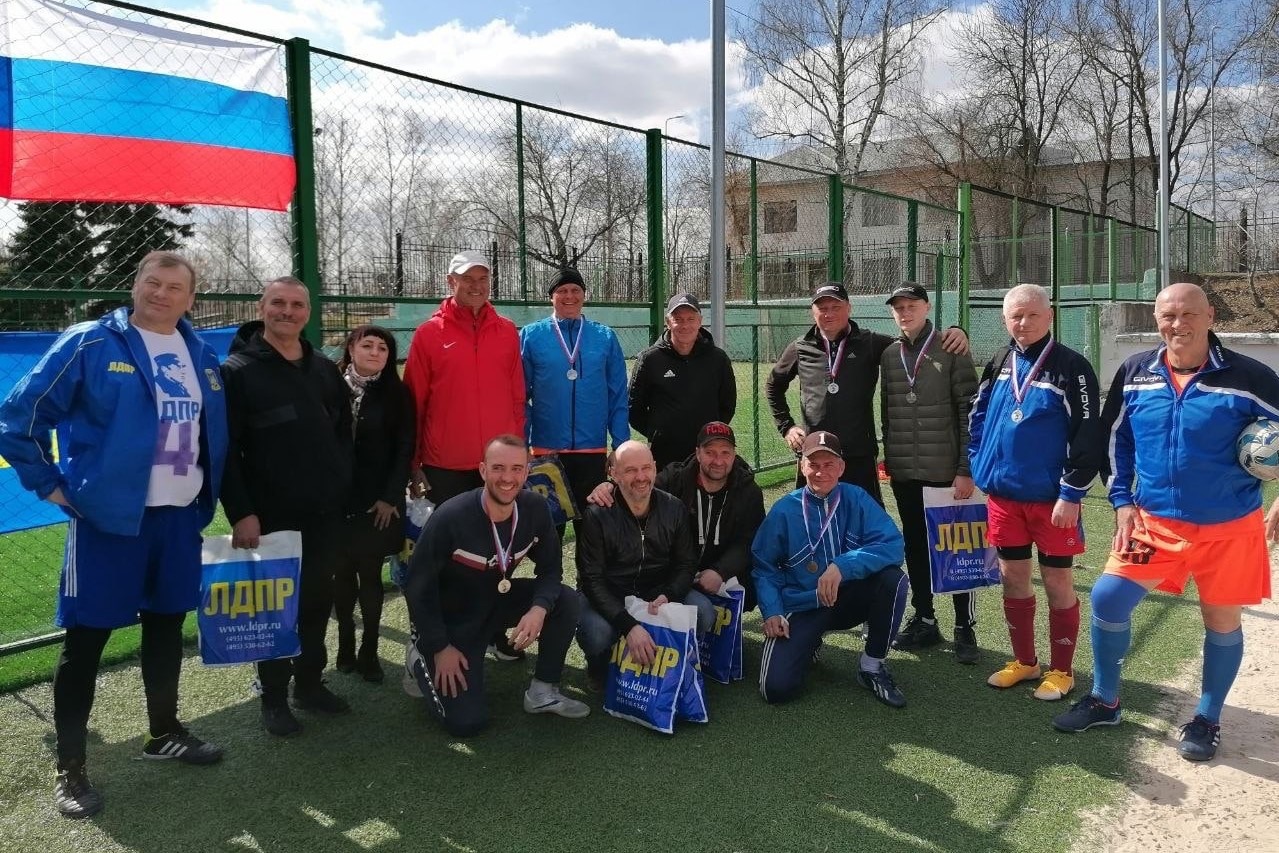 Выксунские ветераны футбола выиграли турнир памяти Жириновского