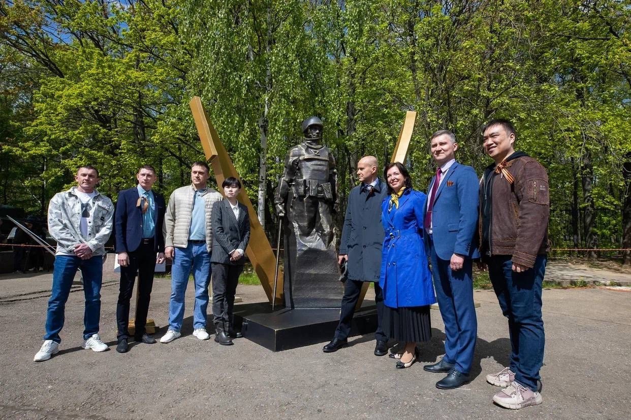 Работу выксунских скульпторов установили на Поклонной горе в Москве