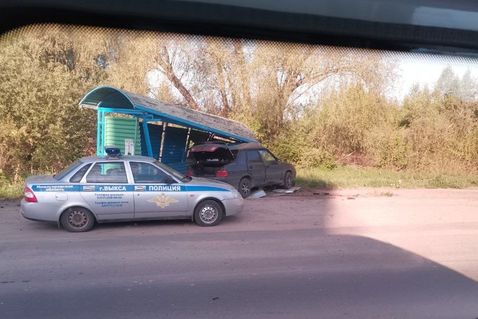 Автомобиль протаранил остановку на Досчатинском шоссе