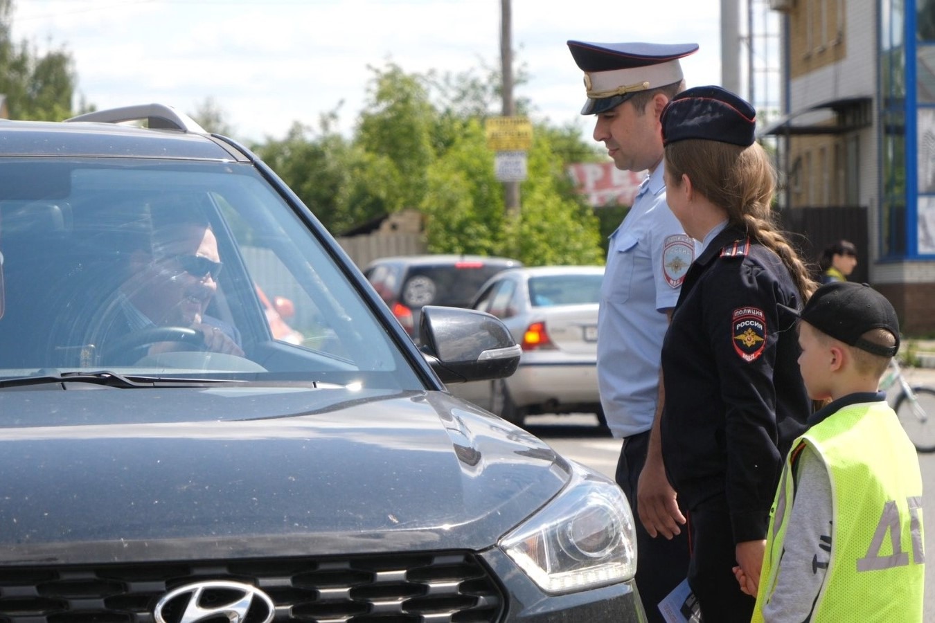 Детсадовцы и автоинспекторы напомнили о безопасности на дорогах