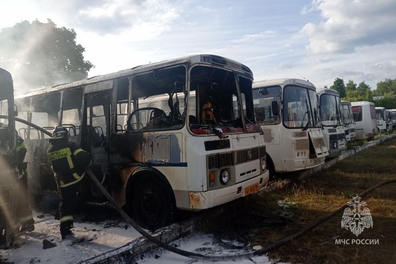 Пять автобусов и «Газель» загорелись на территории «Выксунского ПАП» (обновлено)