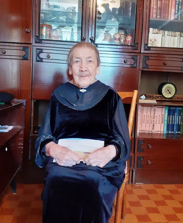 Труженицу тыла Нину Емельянову поздравили с 95-летием