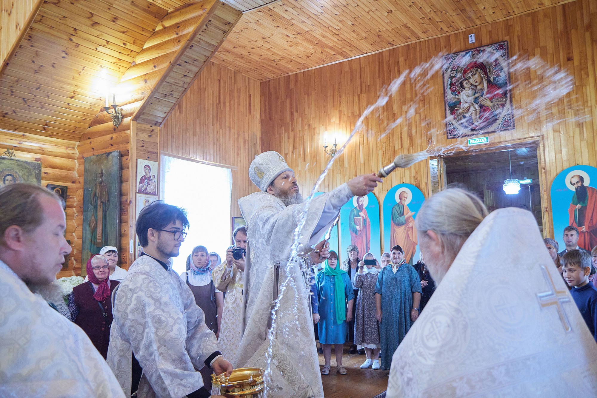 Епископ Варнава освятил храм в Проволочном