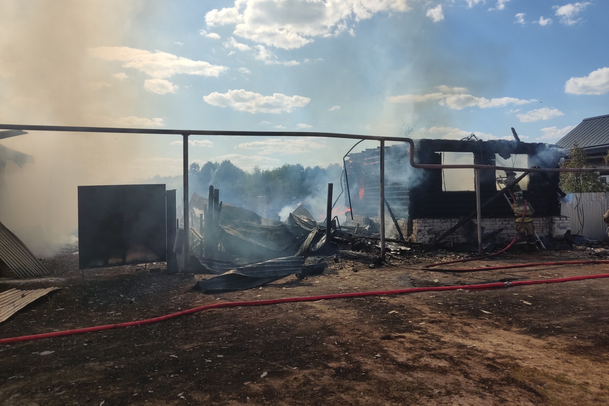 Два дома и автомобиль сгорели в Туртапке из-за сварки