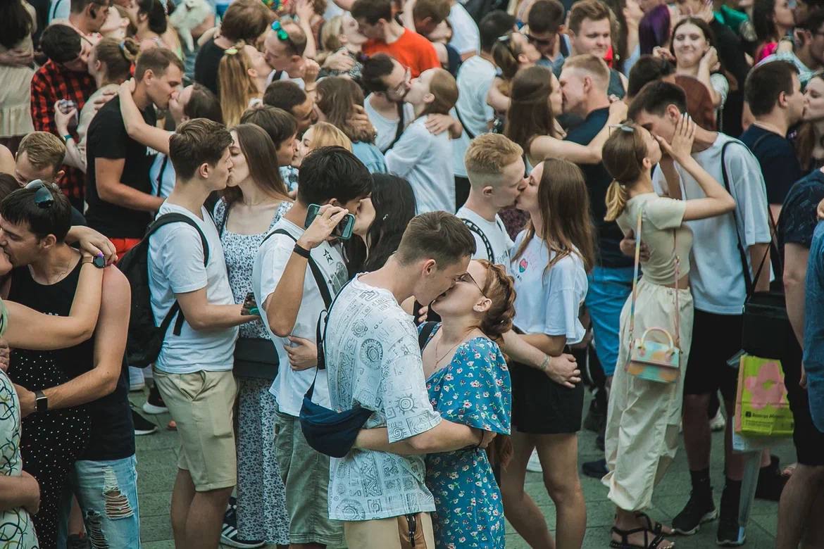 Нижегородцы установили рекорд России по самому массовому поцелую