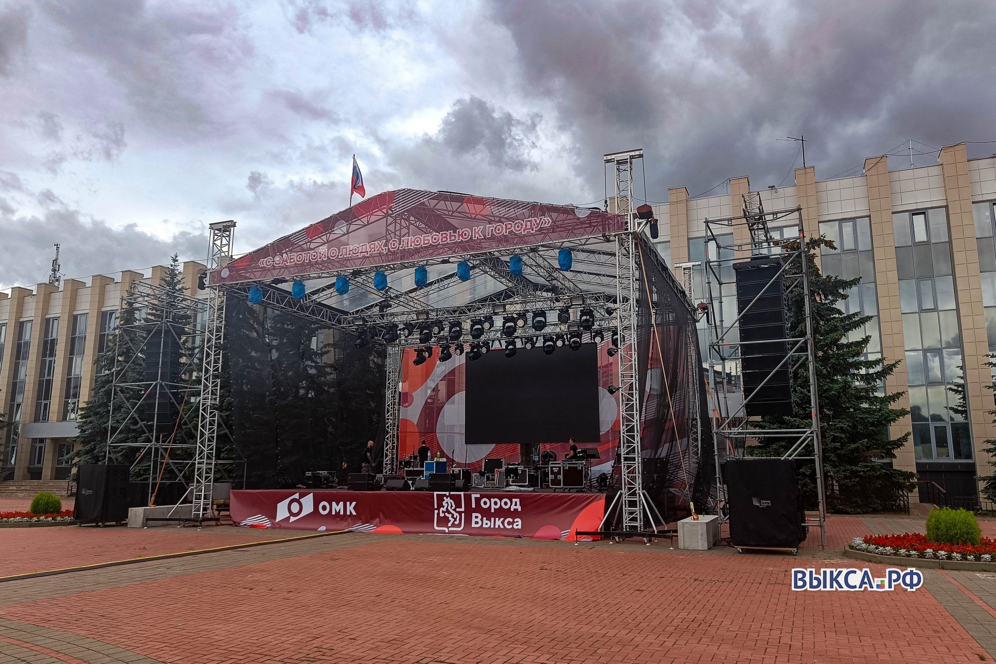 На Красной площади установили сцену ко Дню города и металлурга
