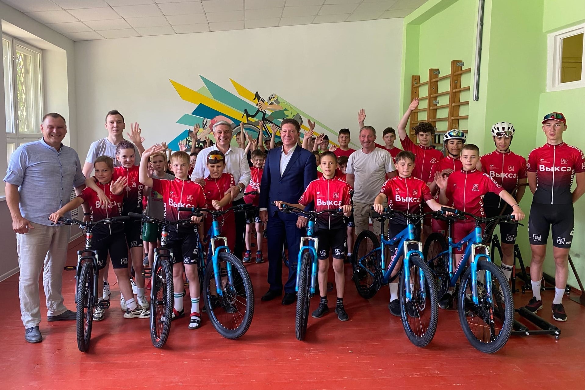 Александр Барыков подарил 12 велосипедов спортшколе «Выксунец»