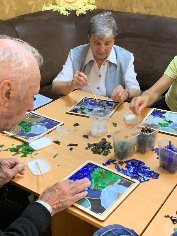 Пенсионеры собирали мозаичное панно для паблик-арта «Студии РАЗ»