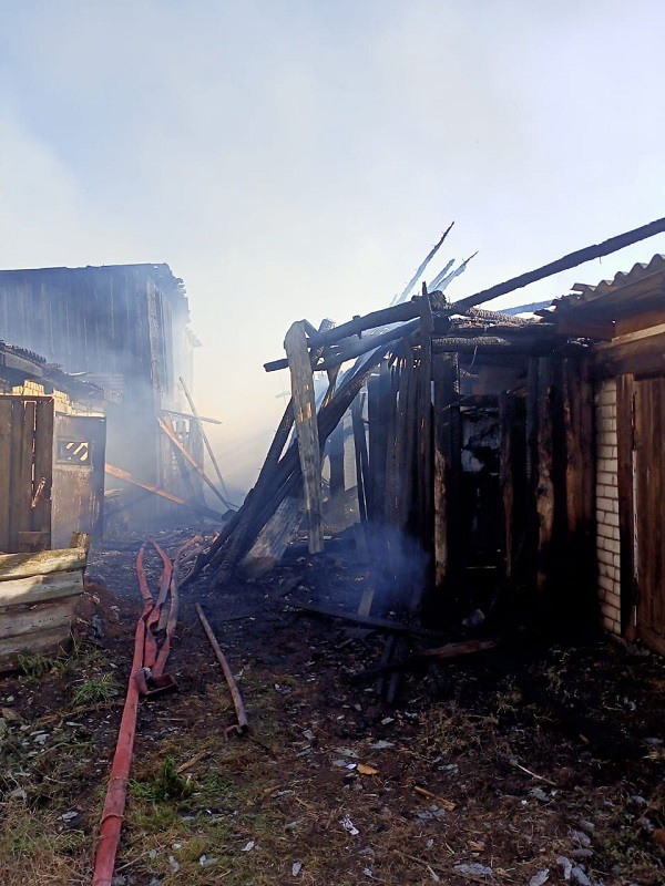 Сараи на площади 150 м² сгорели в Новодмитриевке