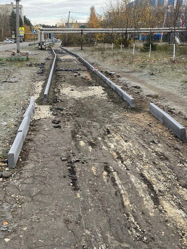 Строители начали прокладывать тротуары к школам № 1 и 9