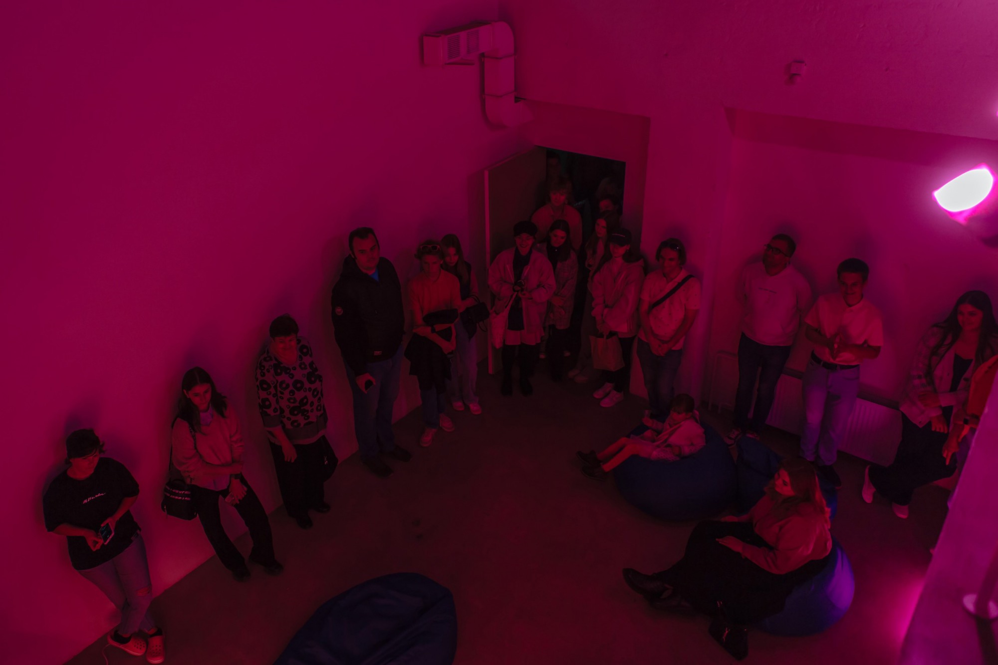 Тифлоэкскурсии по выставке Кати Рыбловой «Смотреть на мир сквозь розовые очки»
