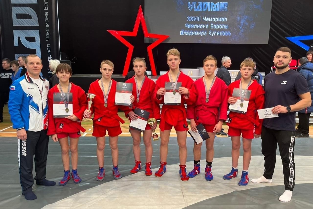 Юные самбисты завоевали пять золотых и одну серебряную медали в Дзержинске