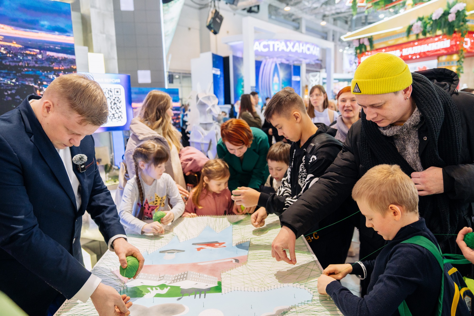 Посетители выставки-форума «Россия» создали панно с выксунским единорогом