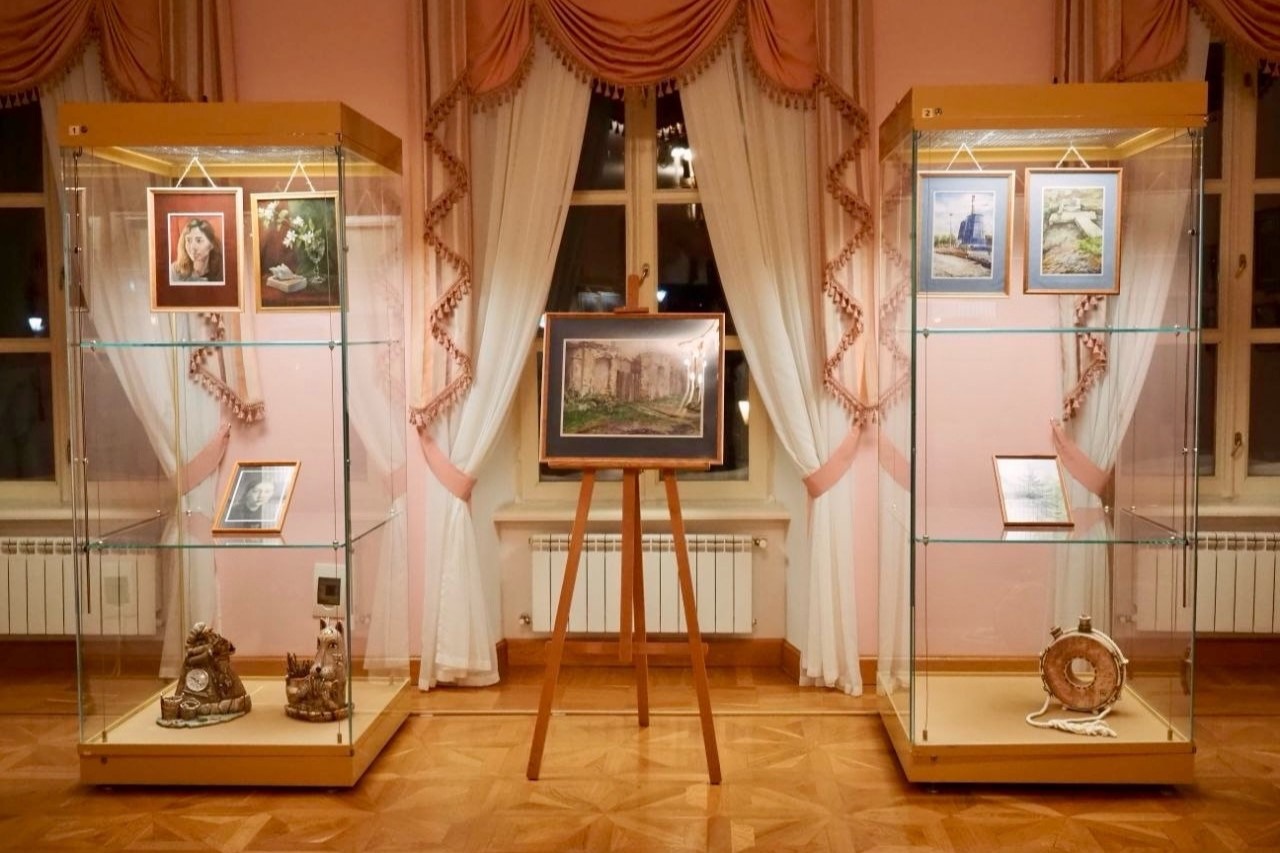 «Цветы, пейзажи и ежи»: художники Михаил и Ксения Мушниковы представили выставку в выксунском музее