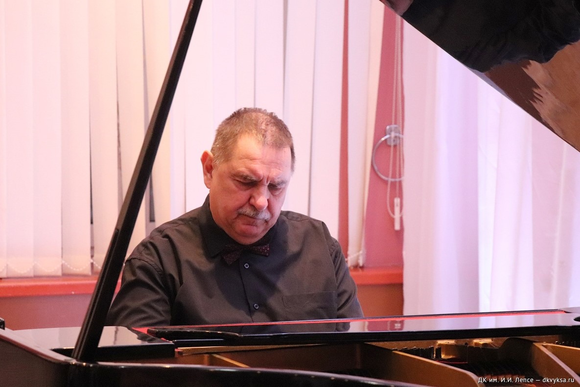 «В гармонии с вдохновением»: пианист Сергей Петраков отметил юбилей концертом в ДК Лепсе